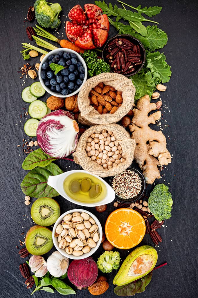 Gezond plantaardig vegan boodschappen voorraad groente fruit noten zaden peulvruchten bladgroen